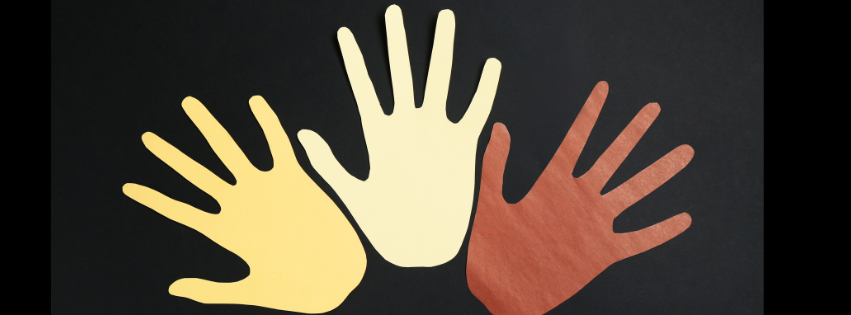papieren uitgestrekte handen als symbool om doelwitten van racisme in hun kracht te zetten