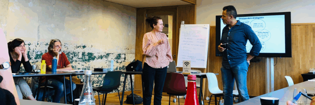 twee personen geven een vorming racisme aanpakken aan een groep